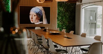 Einaudi-zaal in boardroom-opstelling, met zicht op de tuin
